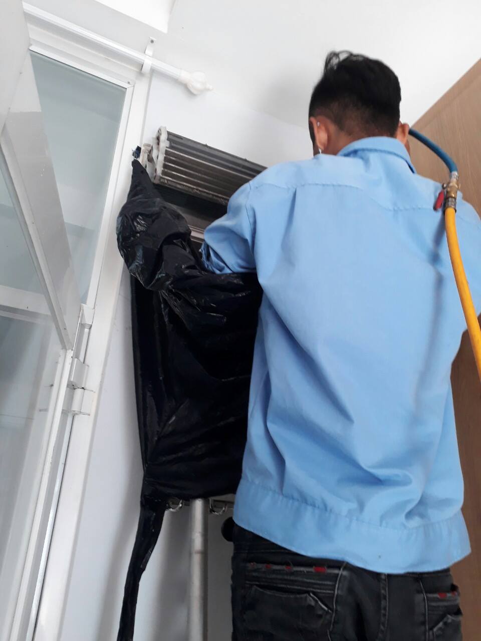 vệ sinh máy lạnh cần được thực hiện bởi các kỹ thuật viên qua đào tạo